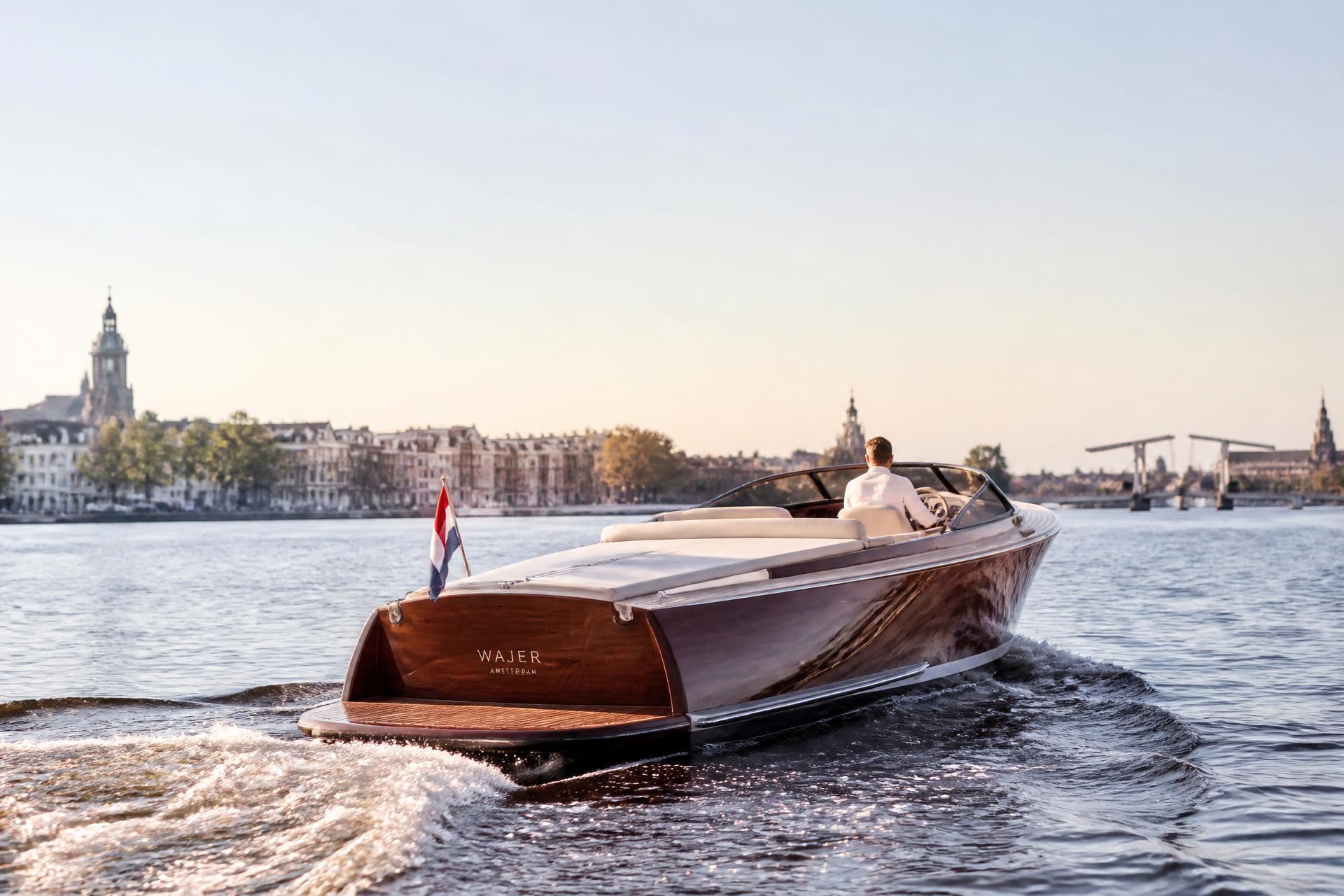 De boot op open water in het middaglicht